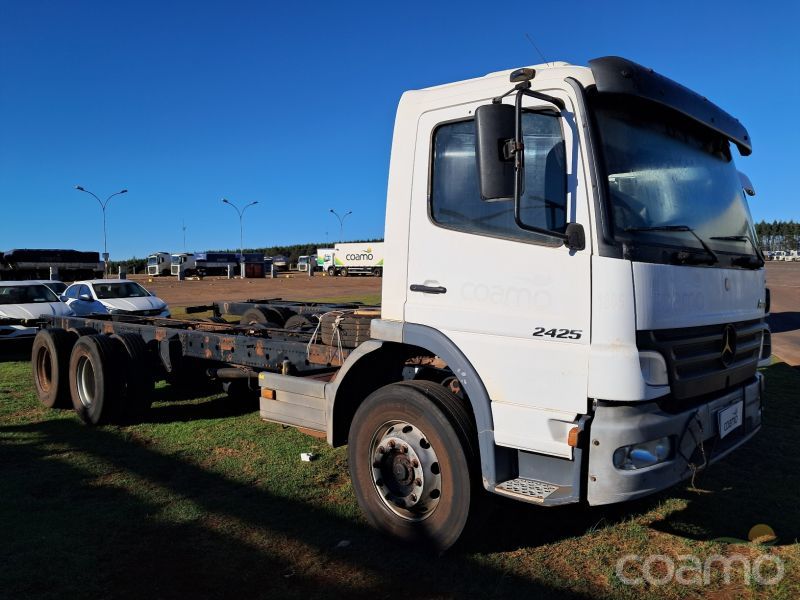 Foto 2 - Caminhão Mercedes Bens Atego 2425 ano 2008/2009
