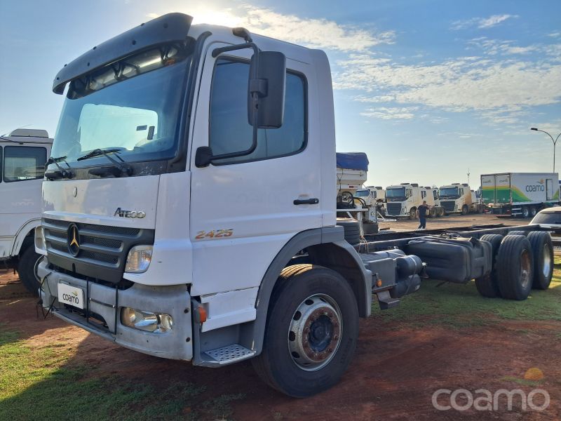 Foto 1 - Caminhão Mercedes Bens Atego 2425 ano 2008/2009