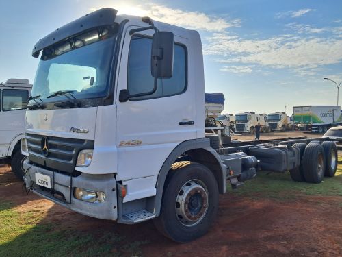 Caminhão Mercedes Bens Atego 2425